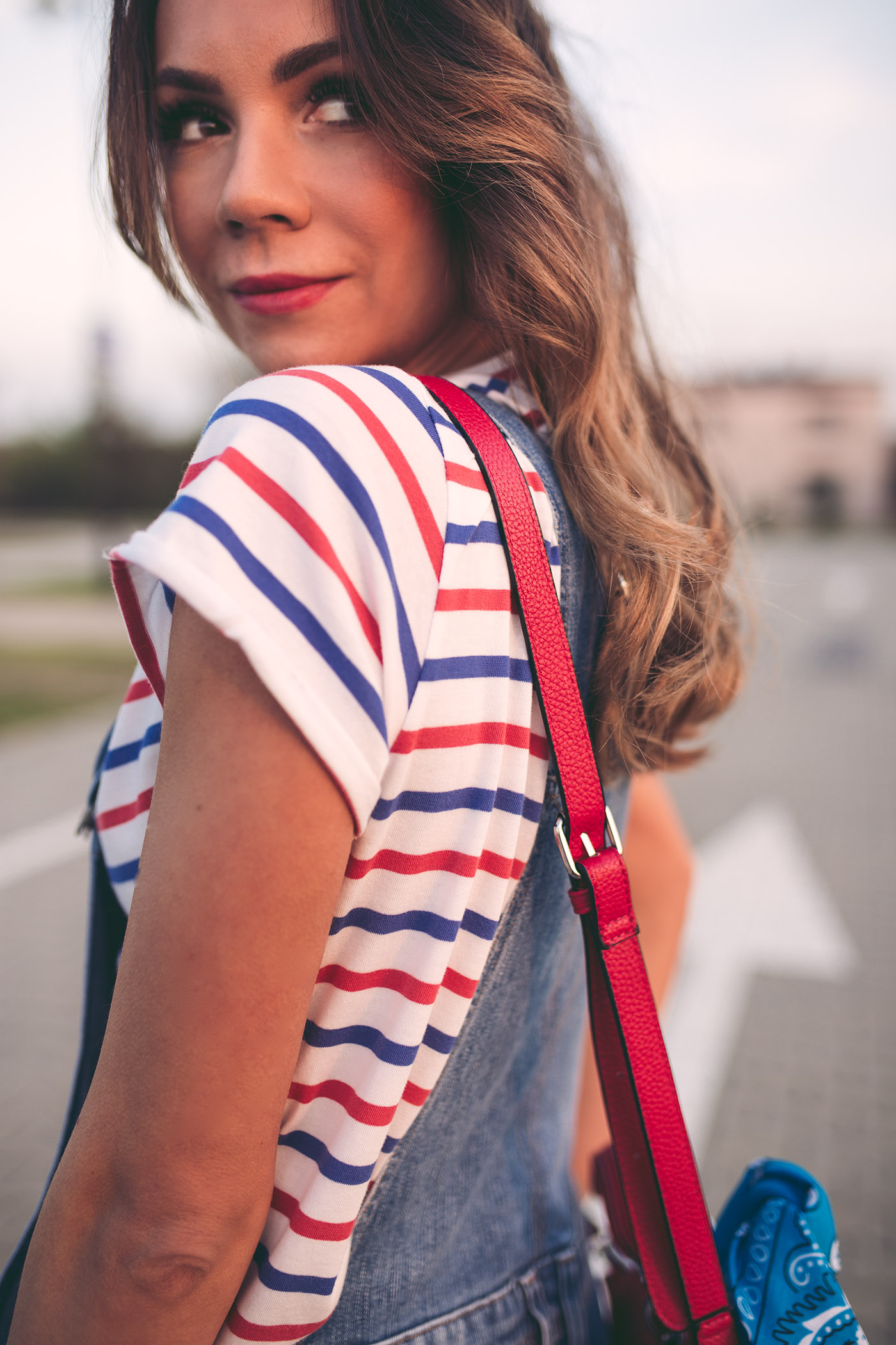 Zestaw: dżinsowe ogrodniczki i biała koszulka w czerwono- niebieskie pasy