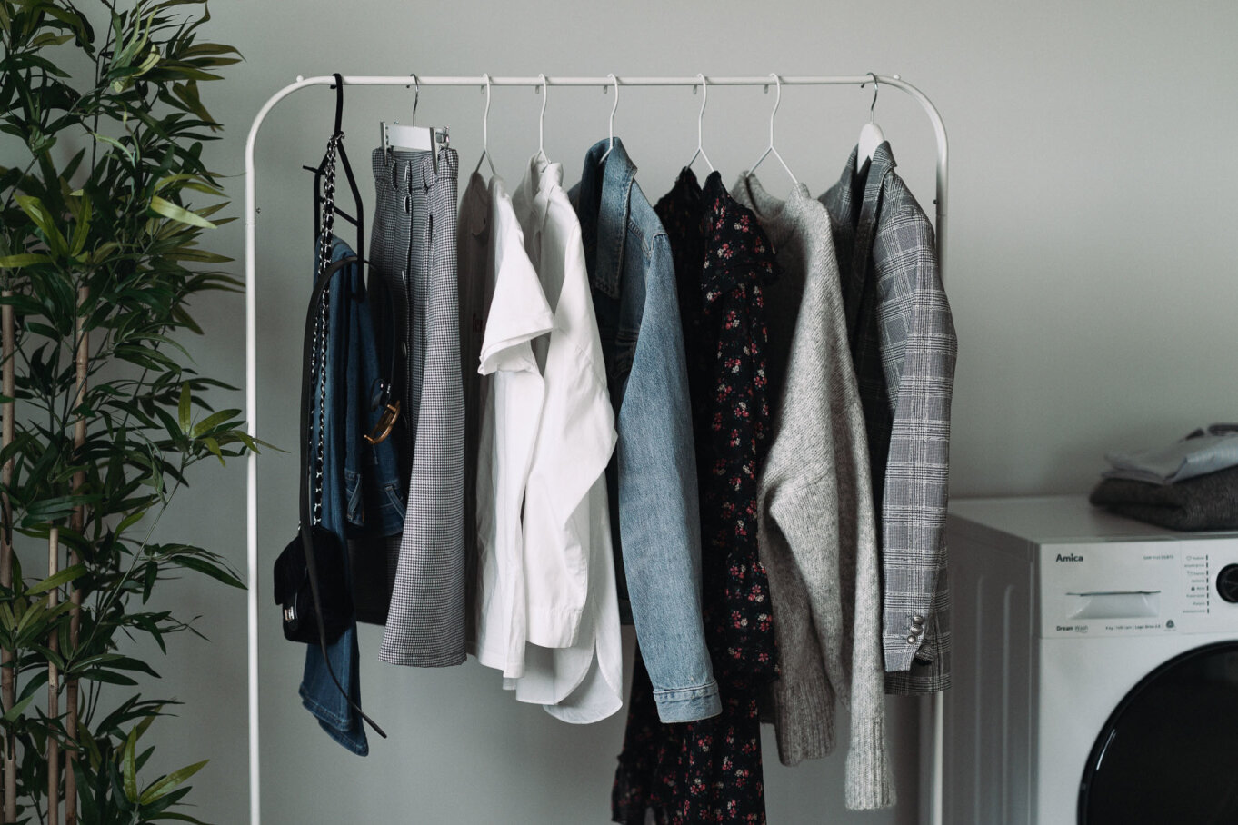 Jak stworzyć garderobę kapsułową? Zacznij od bazowych ubrań Prosta minimalistyczna garderoba