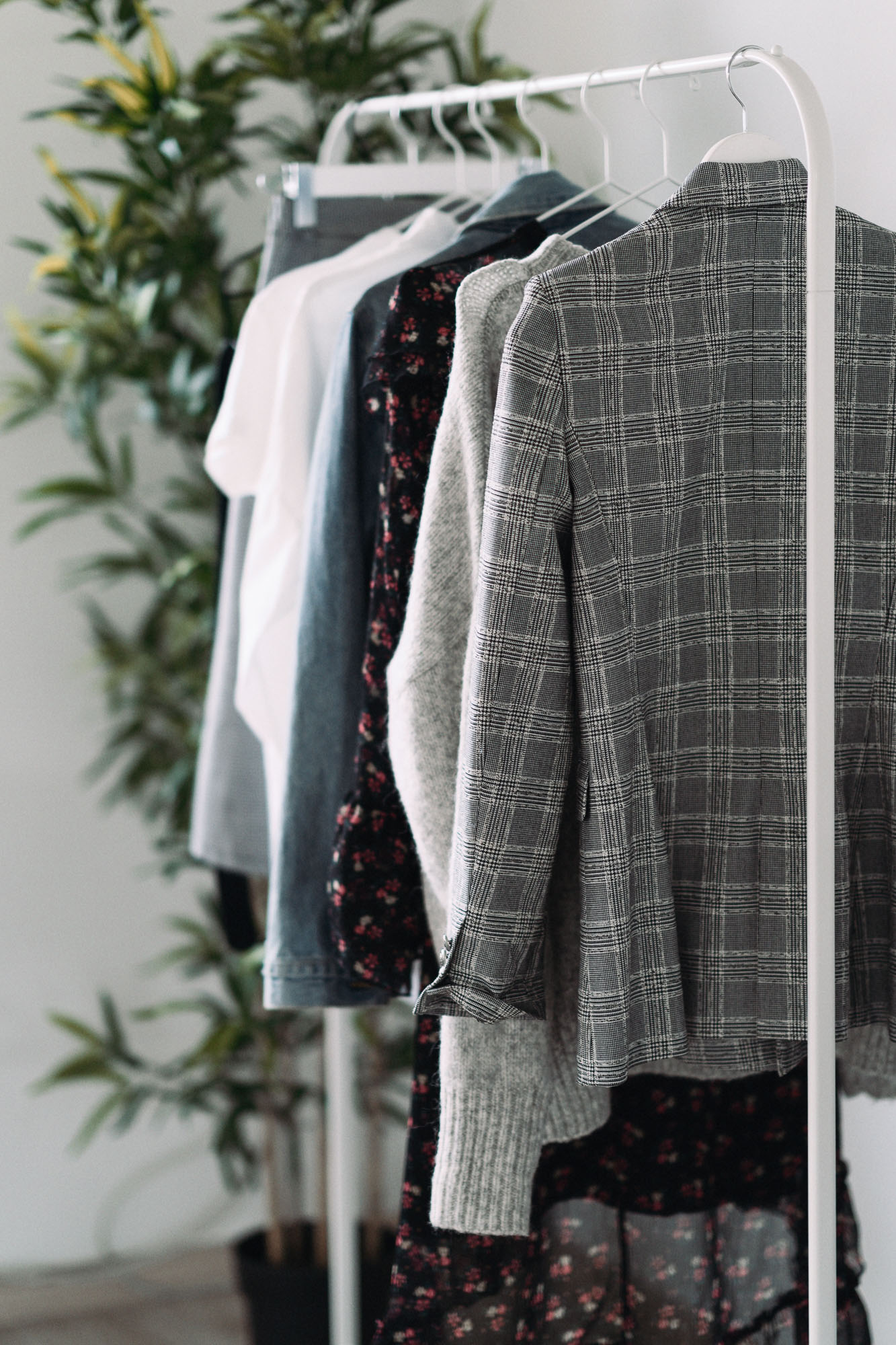 Minimalizm pomaga utrzymywać porządek Garderoba kapsułkowa zawiera podstawowe ubrania