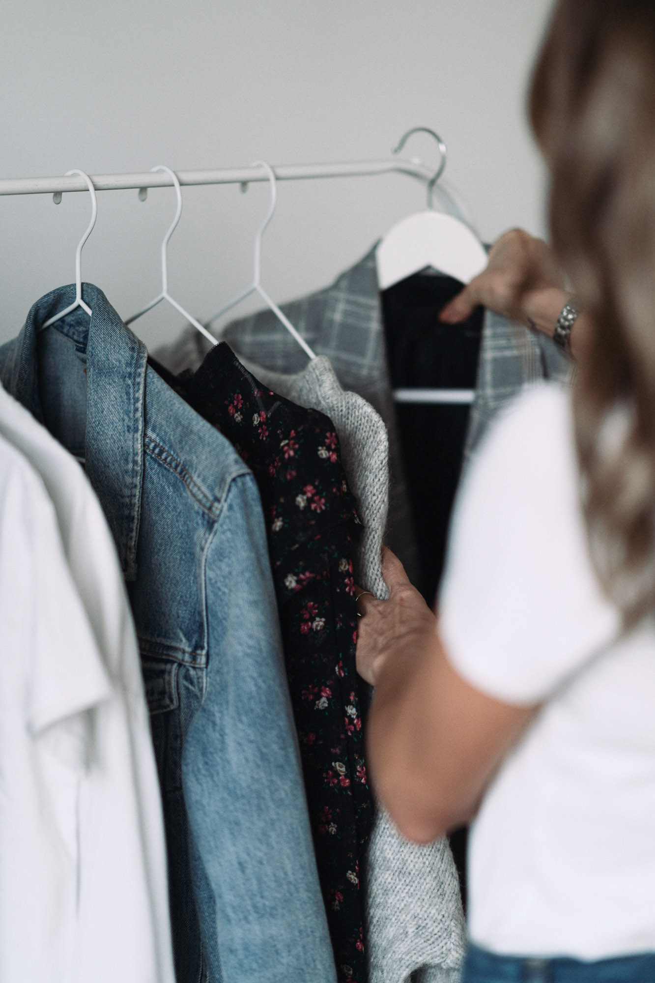 Szybkie spojrzenie na zawartość szafy i stylizacja gotowa! Bazowe ubrania w szafie