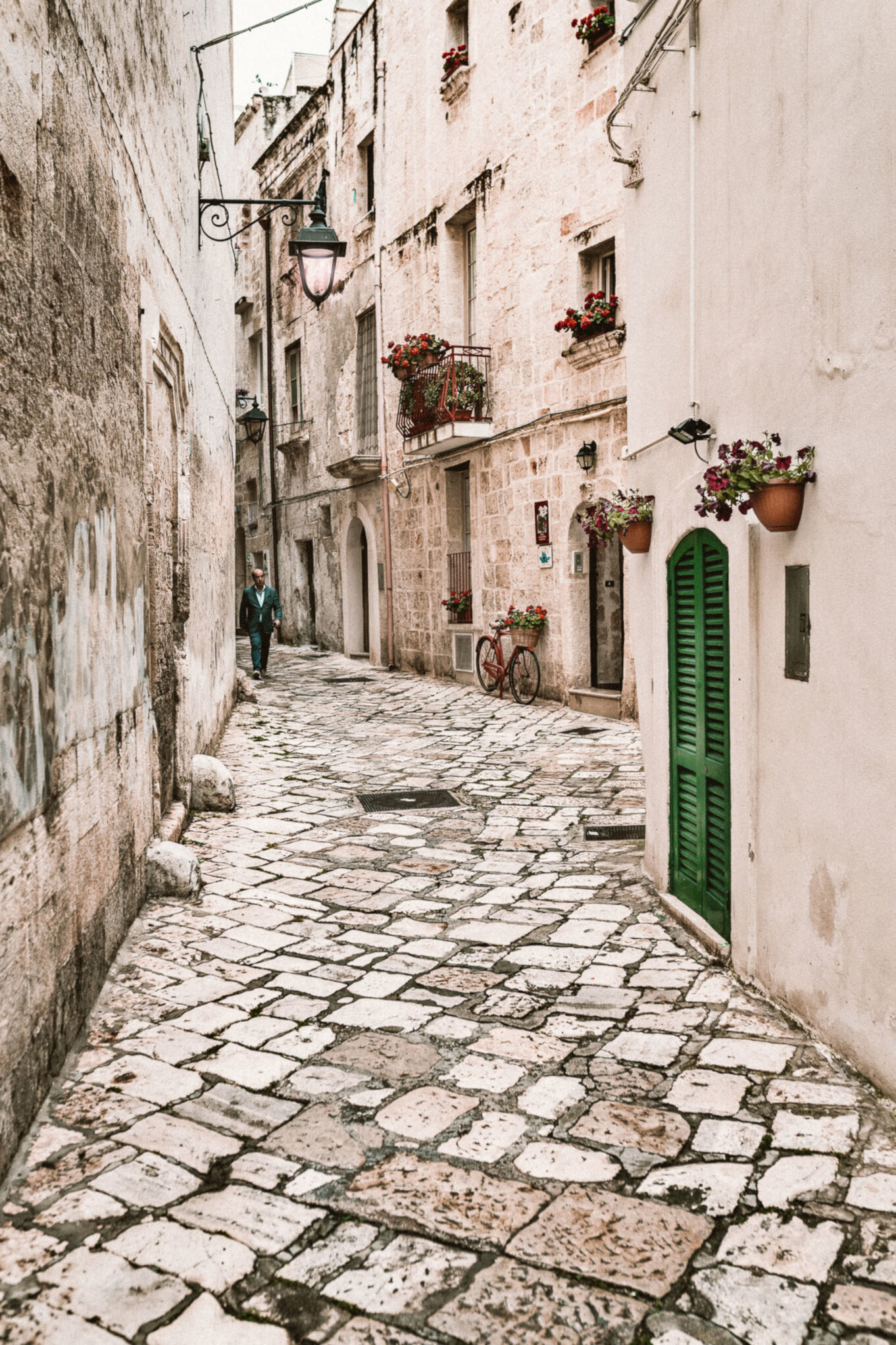 Brukowana alejka w Monopoli niedaleko Bari we Włoszech