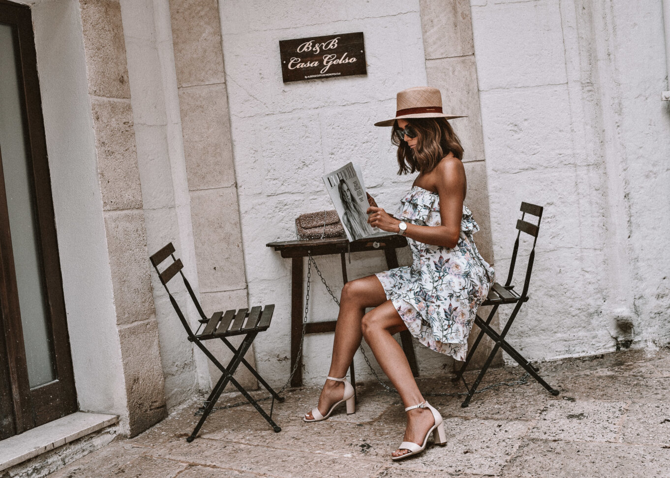 Stoliczek przed hotelem B&B w Puglii