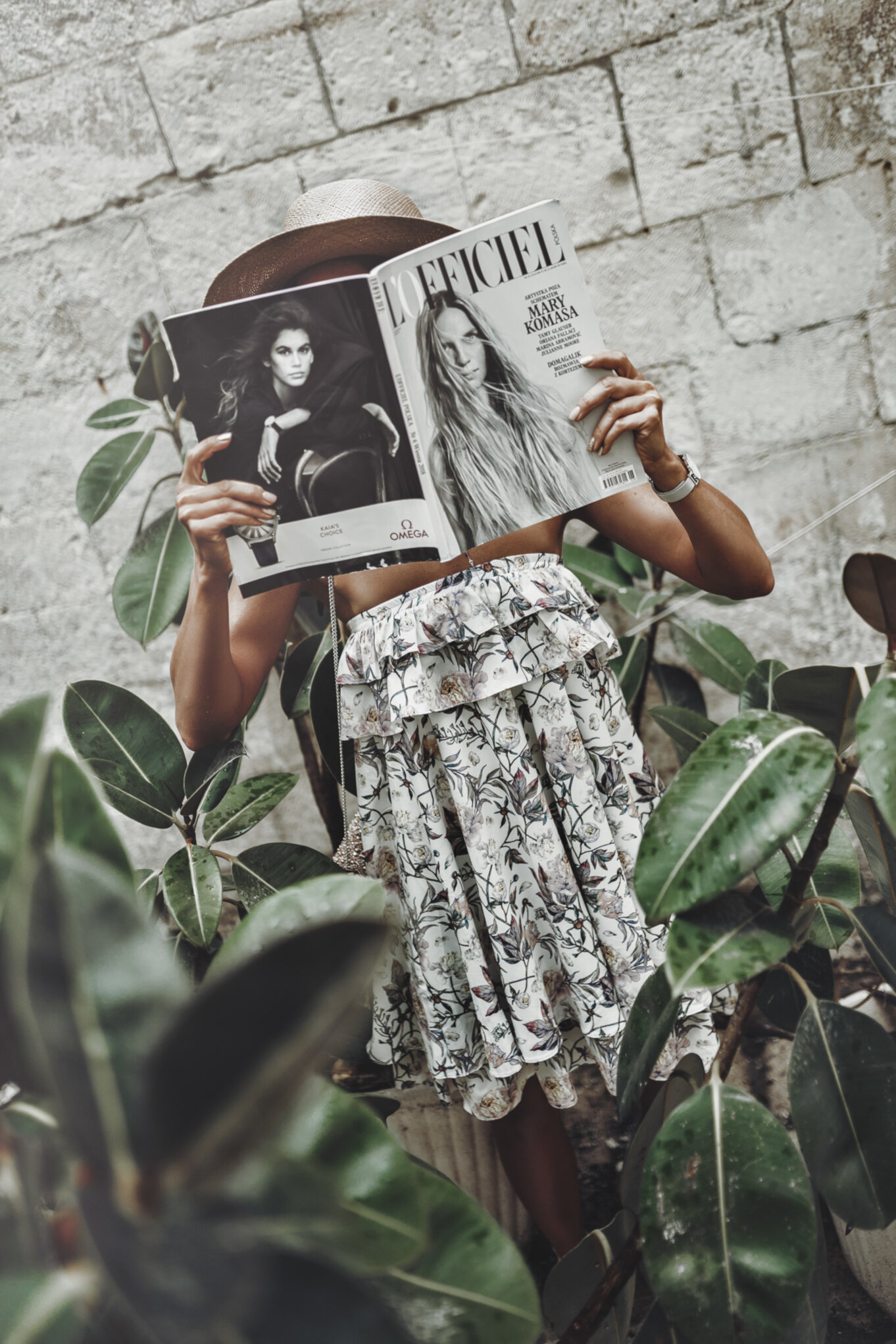 Zielone liście na tle białych murów miasta w okolicy Bari