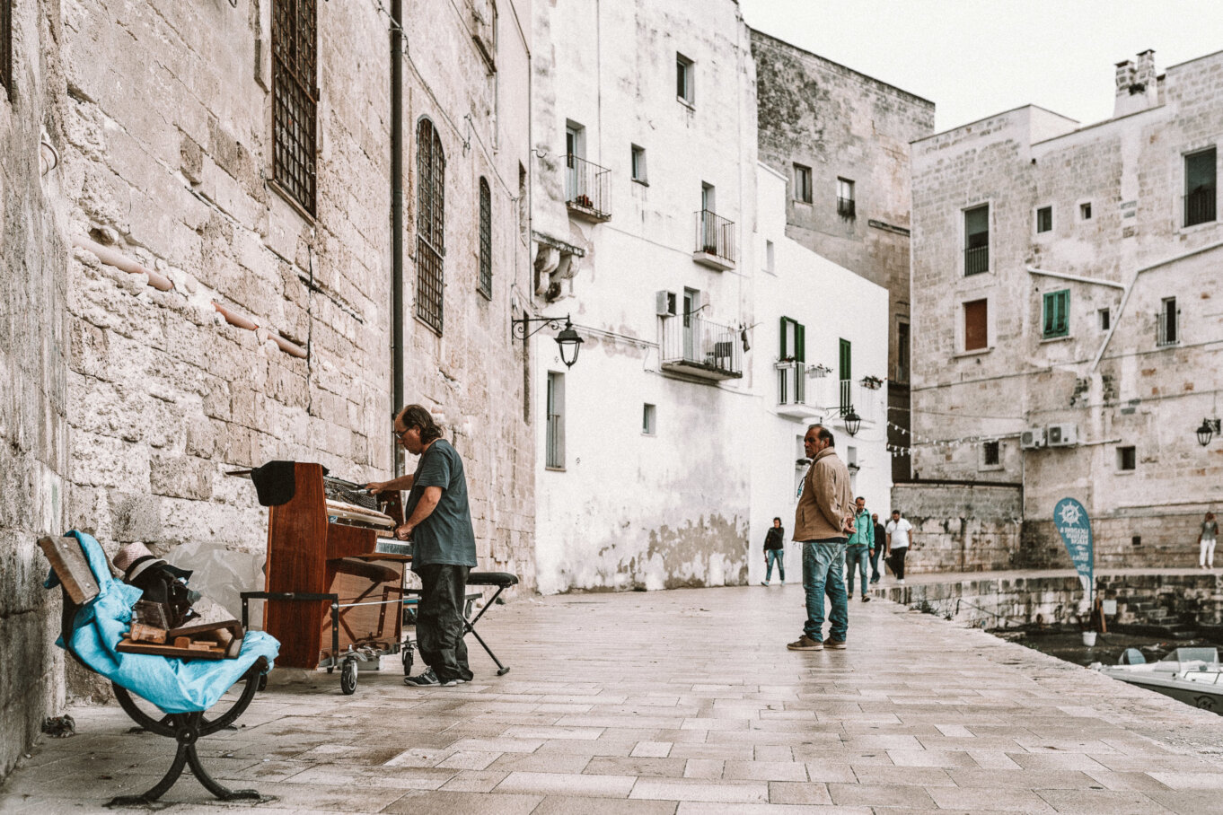 Historyczne białe budynki w okolicy Bari