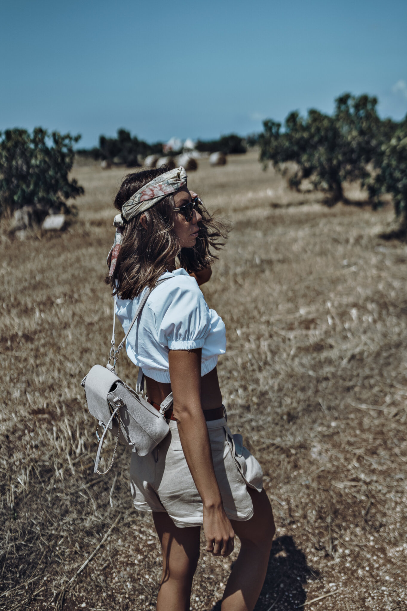 Okulary przeciwsłoneczne i kapelusz to konieczne dodatki w takie upalne włoskie dni