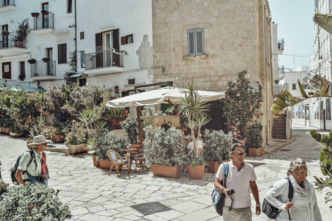 Centrum miasta wypełnione donicami pełnymi roślin
