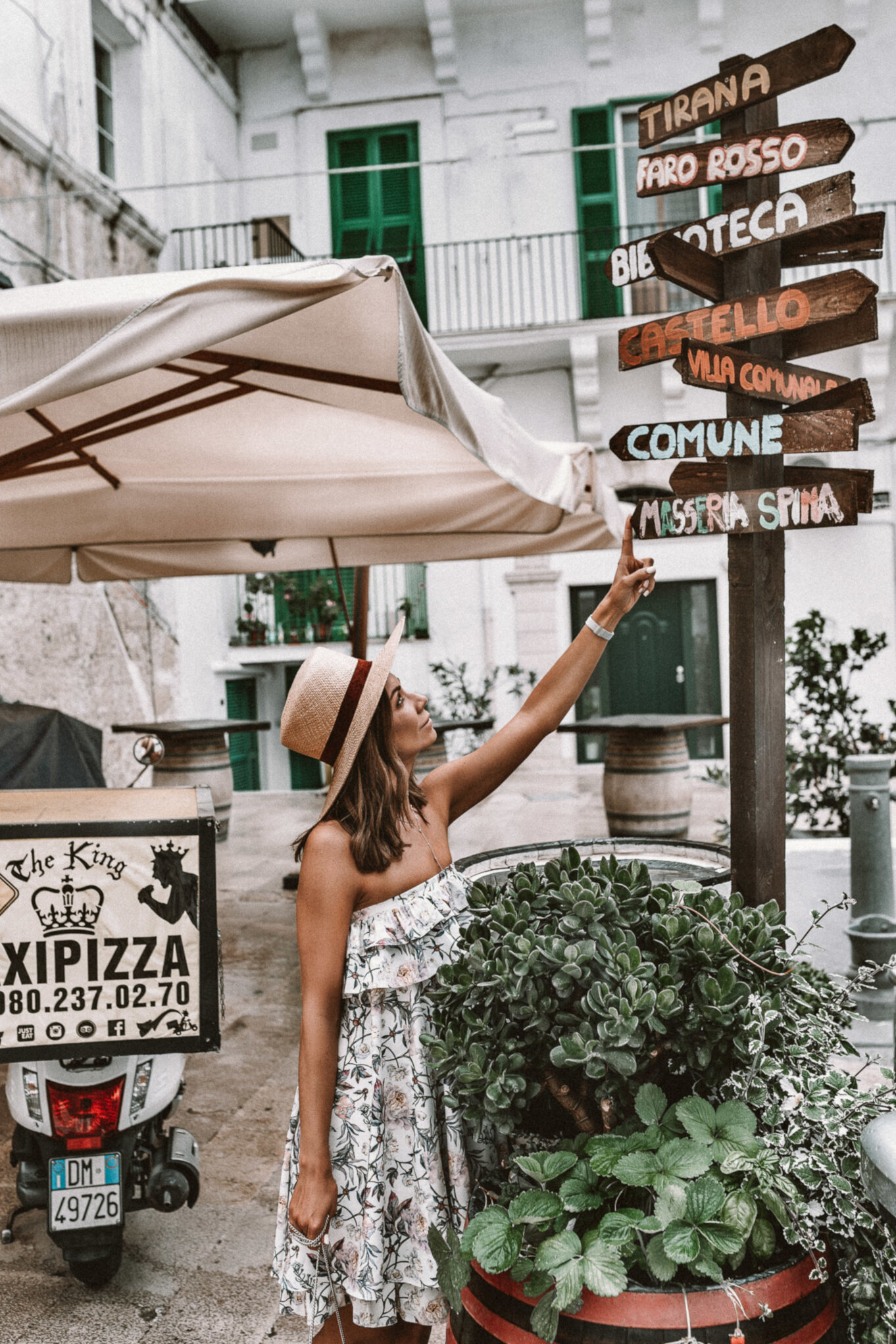 Drogowskaz w mieście na południu Włoch