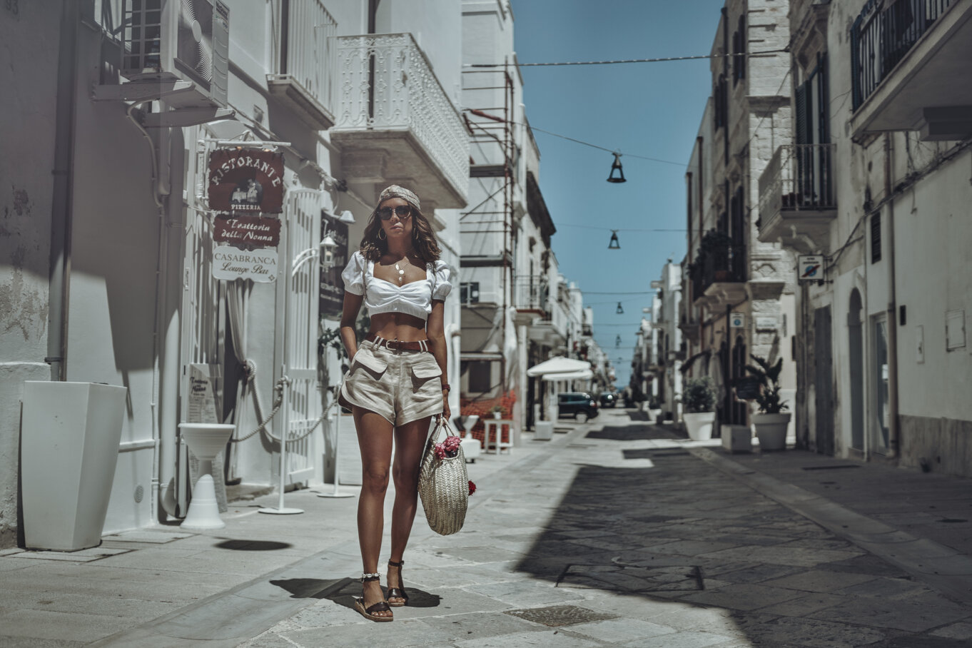 Spacer po zalanych słońcem uliczkach Polignano a Mare