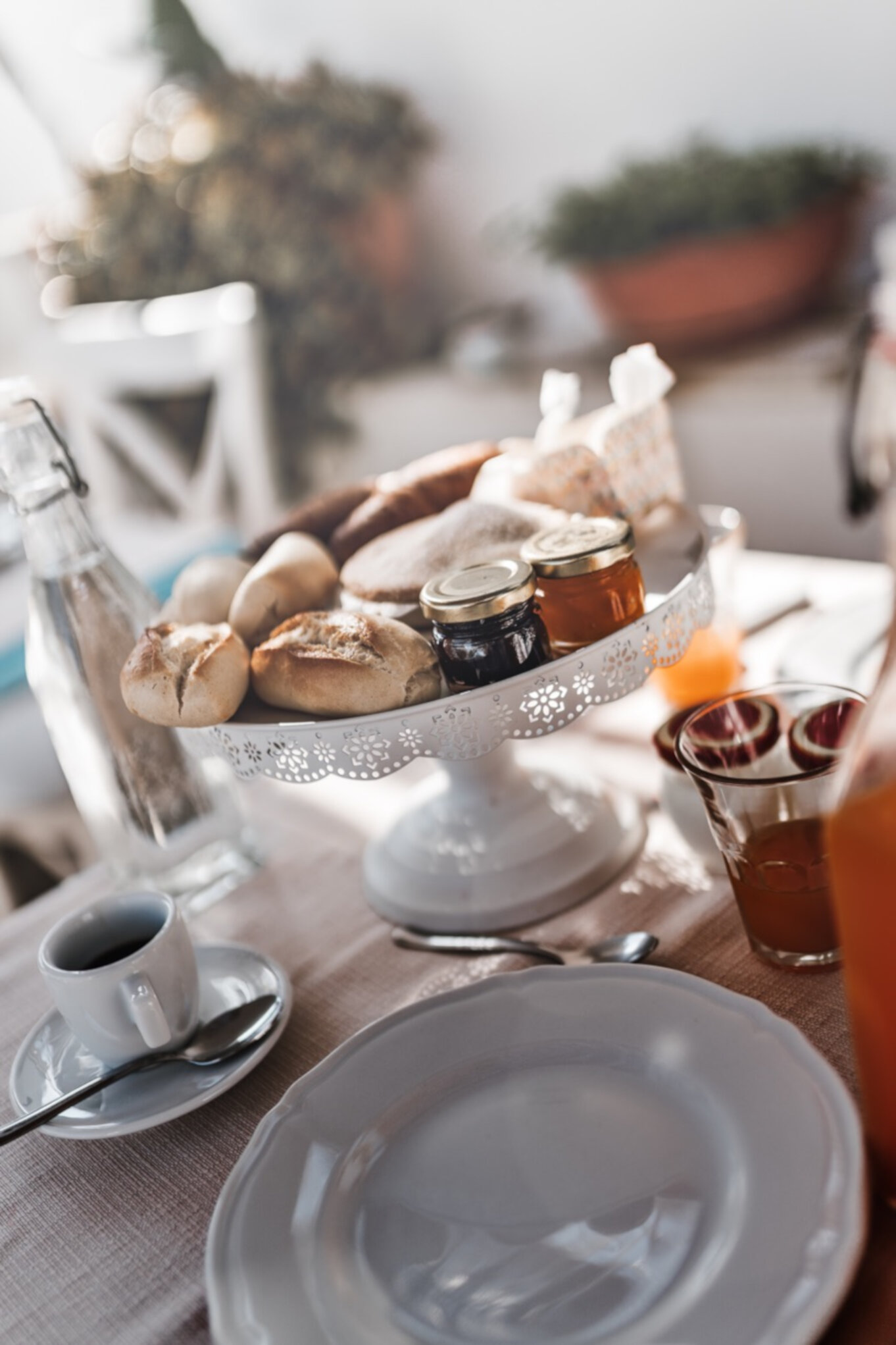 Włoskie śniadanie na świeżym powietrzu