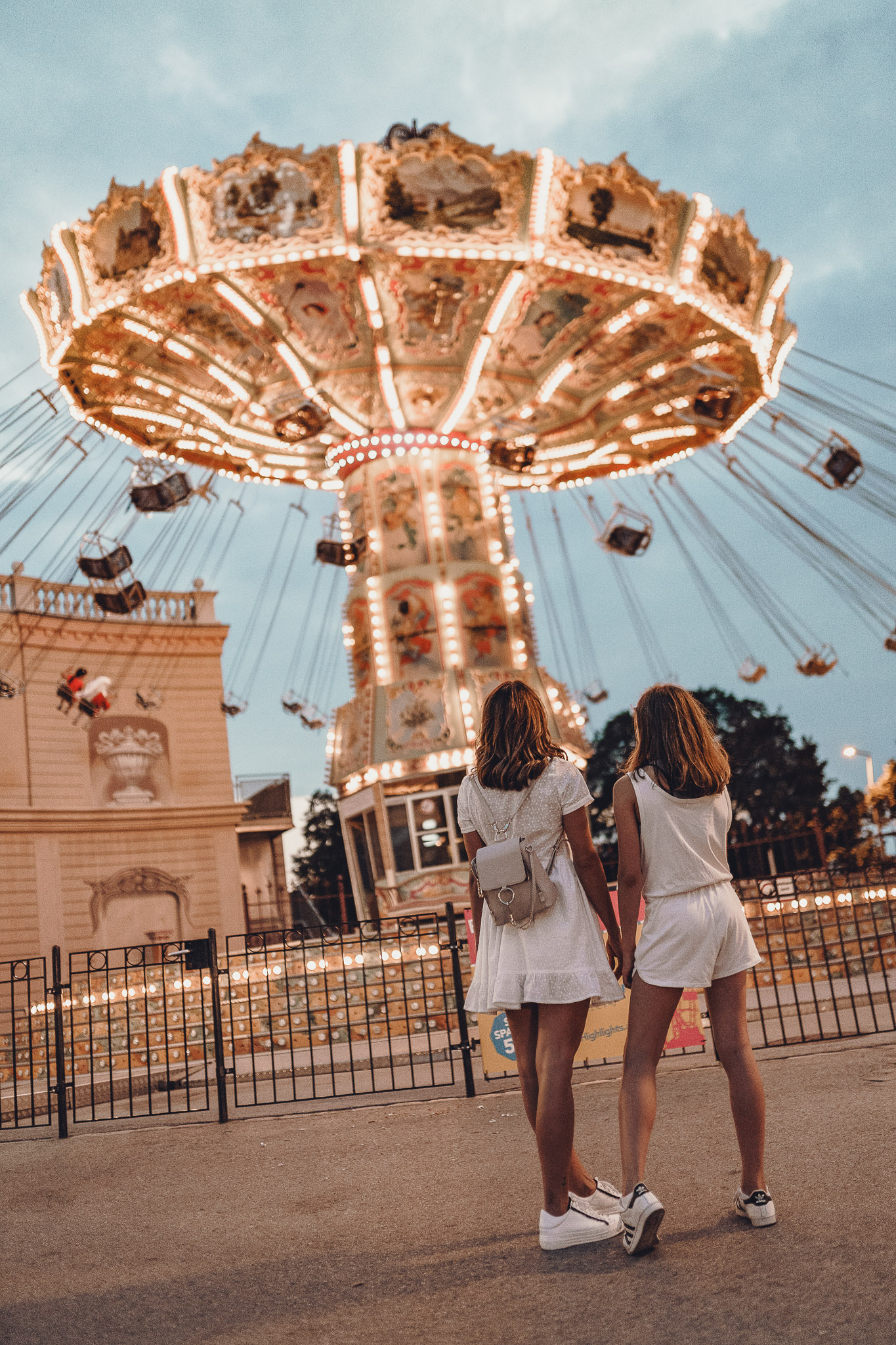 Oświetlony Luftikus pięknie prezentuje się na tle wieczornego nieba Karuzela huśtawkowa w Prater w Wiedniu