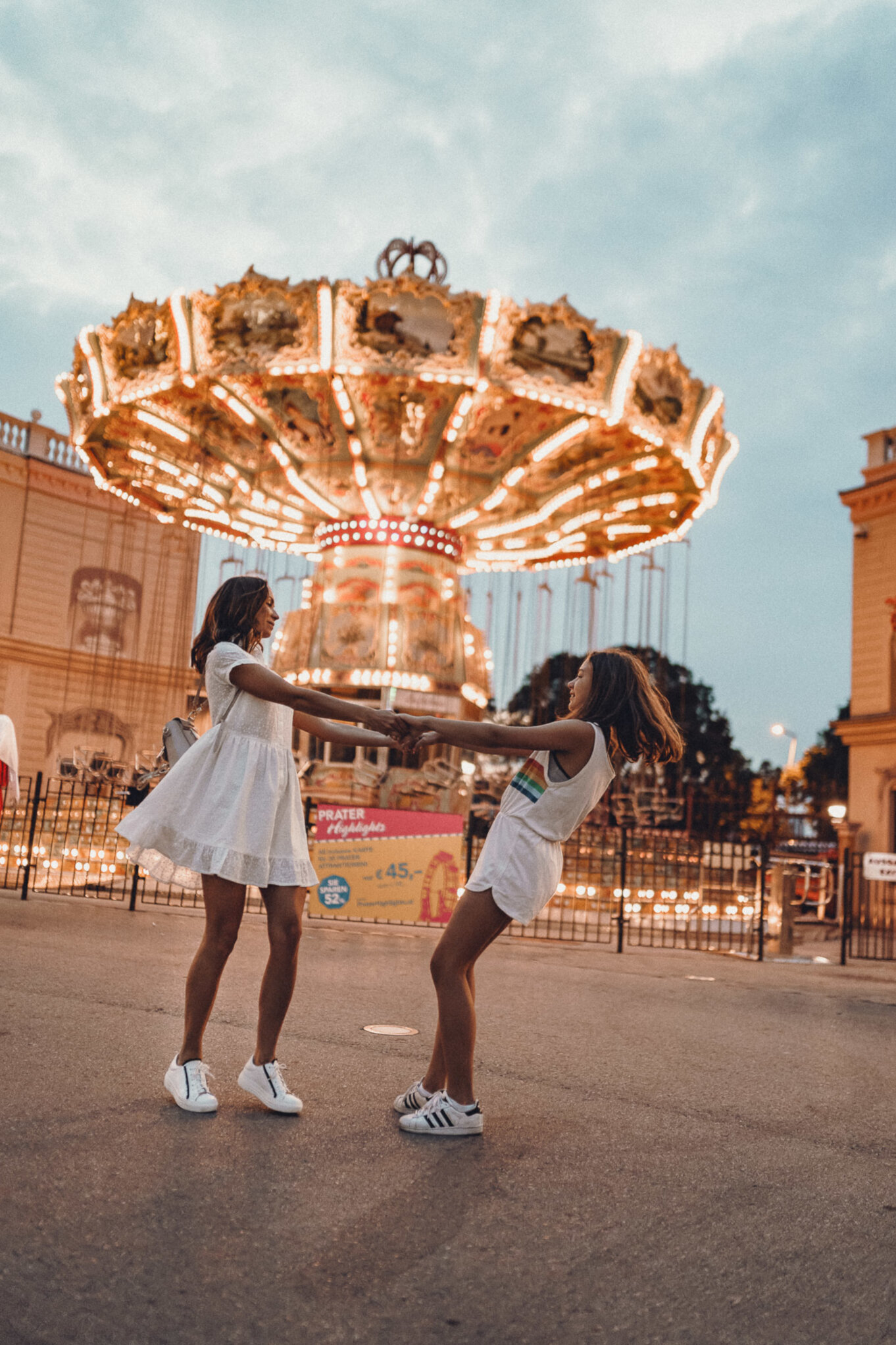 Piękna karuzela Luftikus z huśtawkami w starym stylu Karuzela łańcuchowa Luftikus w Prater