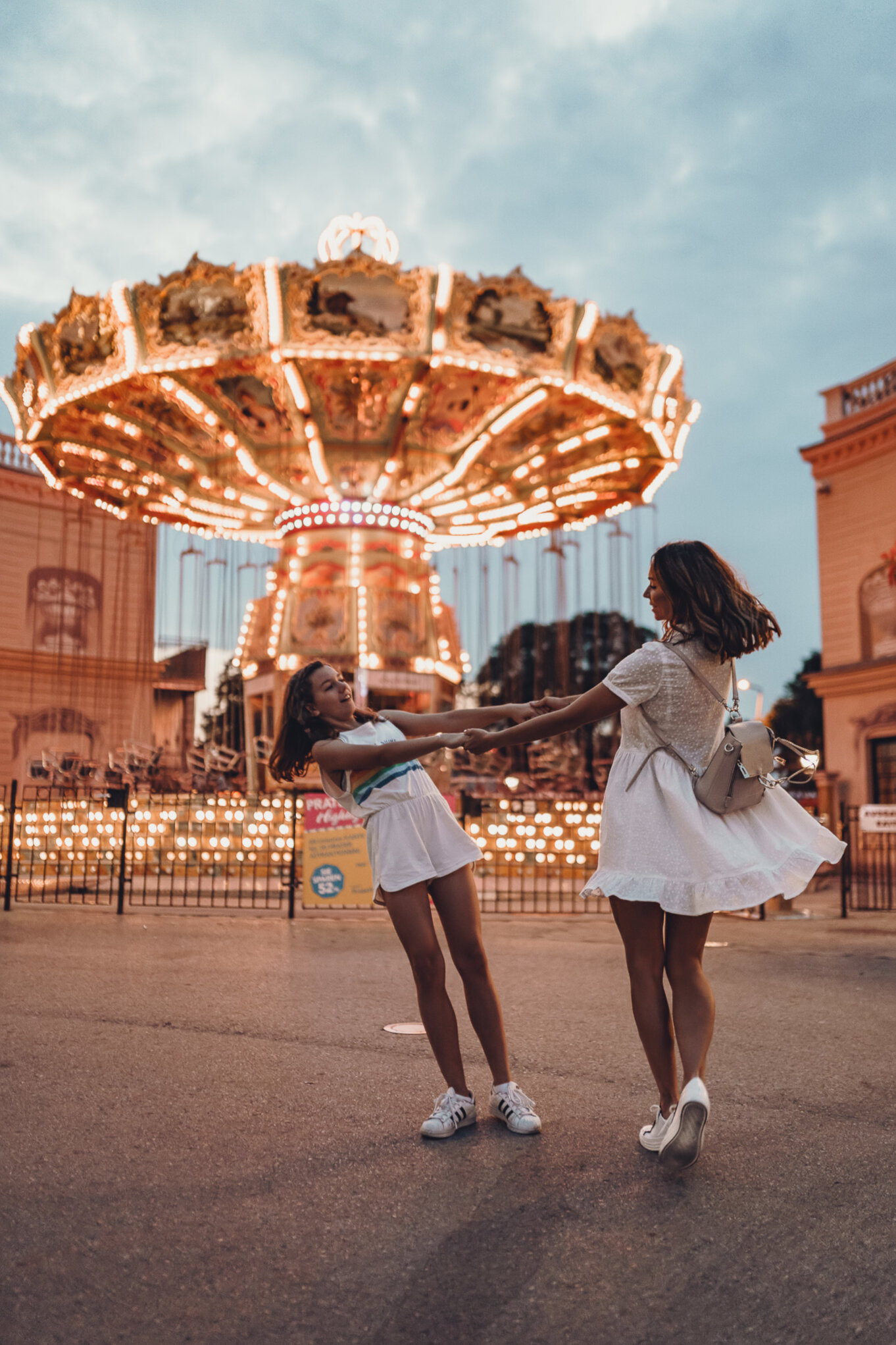 Mnóstwo pięknych detali zdobi tę śliczną karuzelę Klaszyczna karuzela huśtawkowa w wiedeńskim Prater