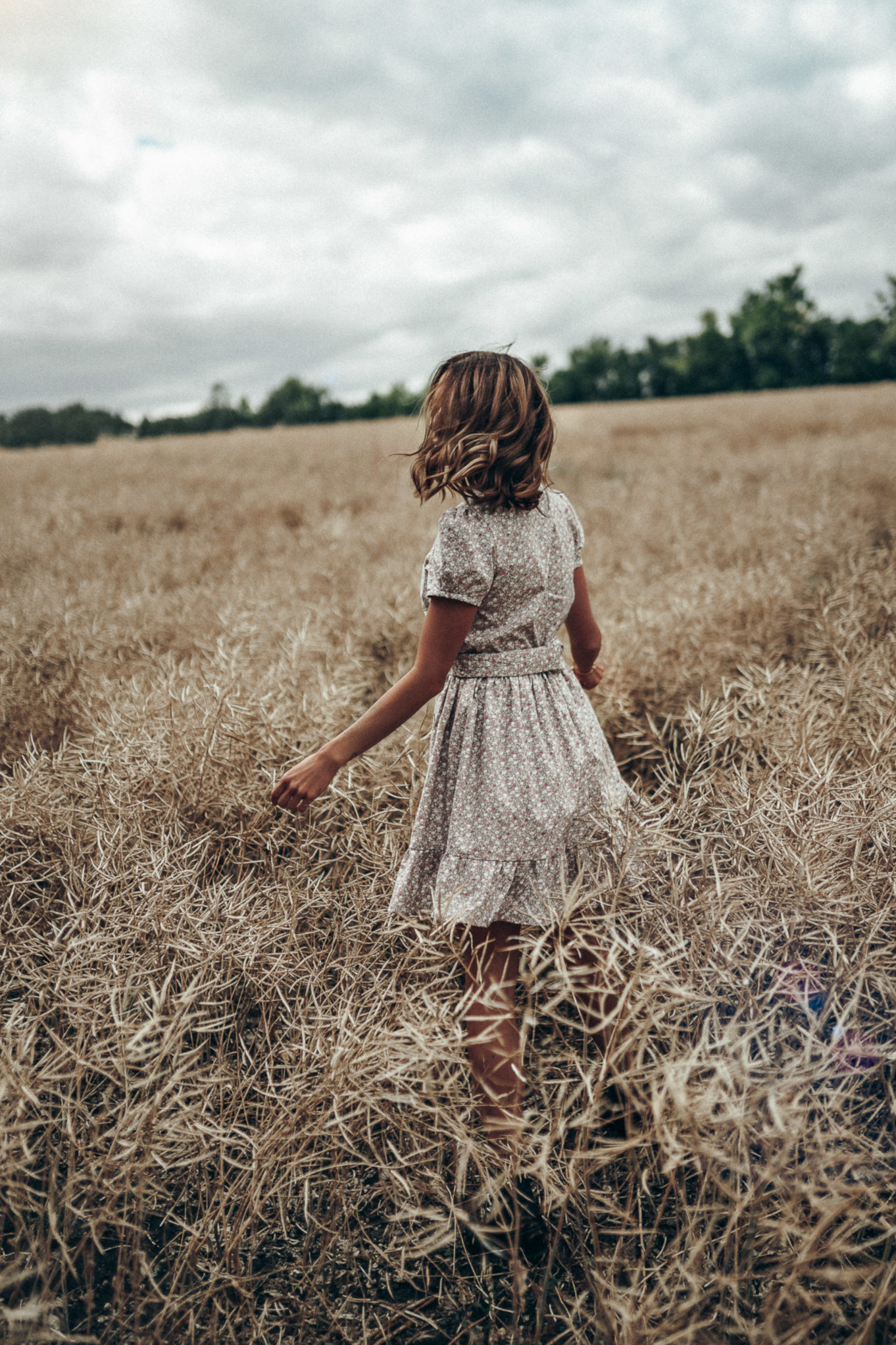 Delikatna sukienka w kwiatuszki na tle morawskich pól