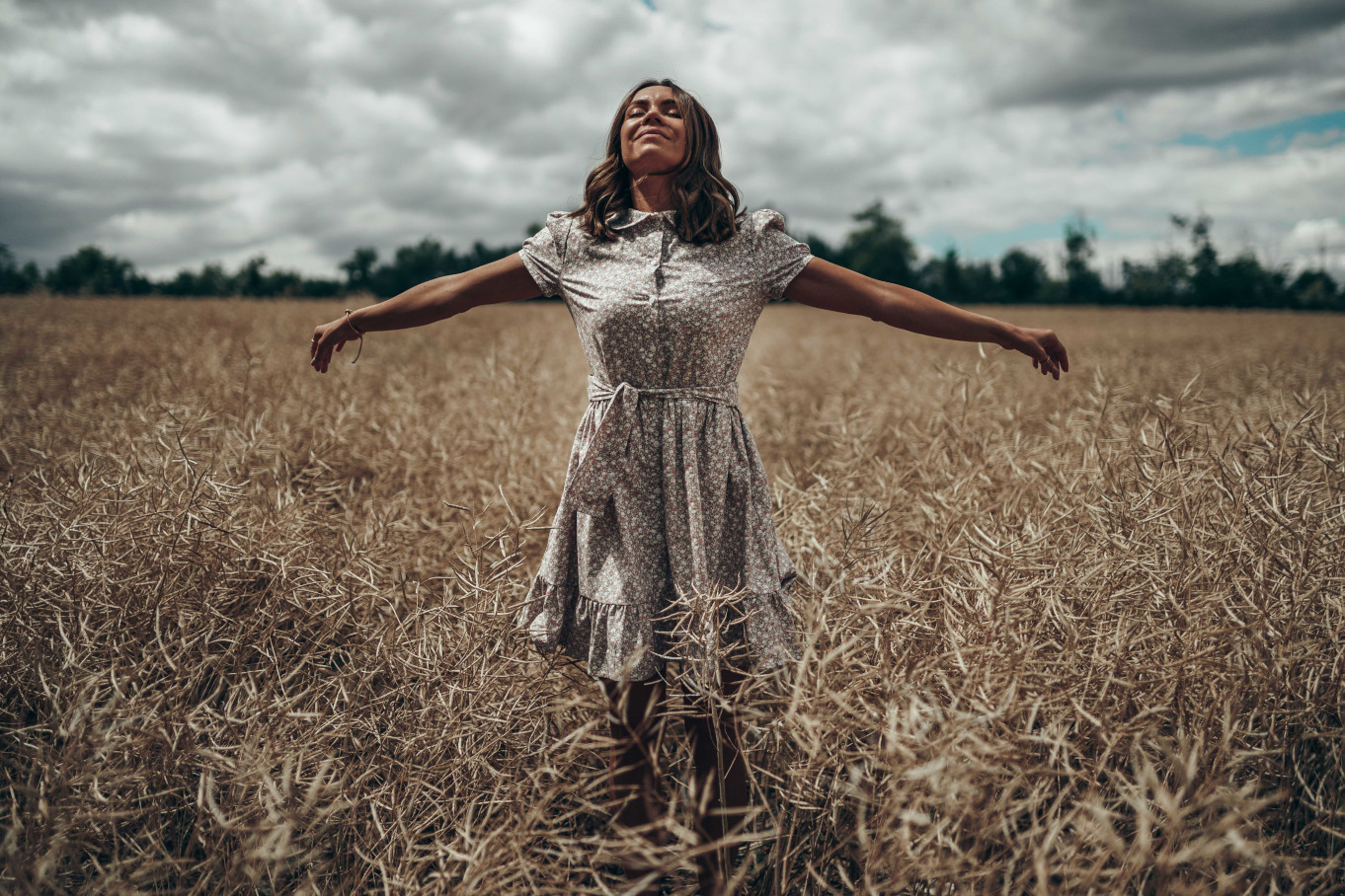 Zdjęcie w sukience w kwiatki na tle pól Mikulov