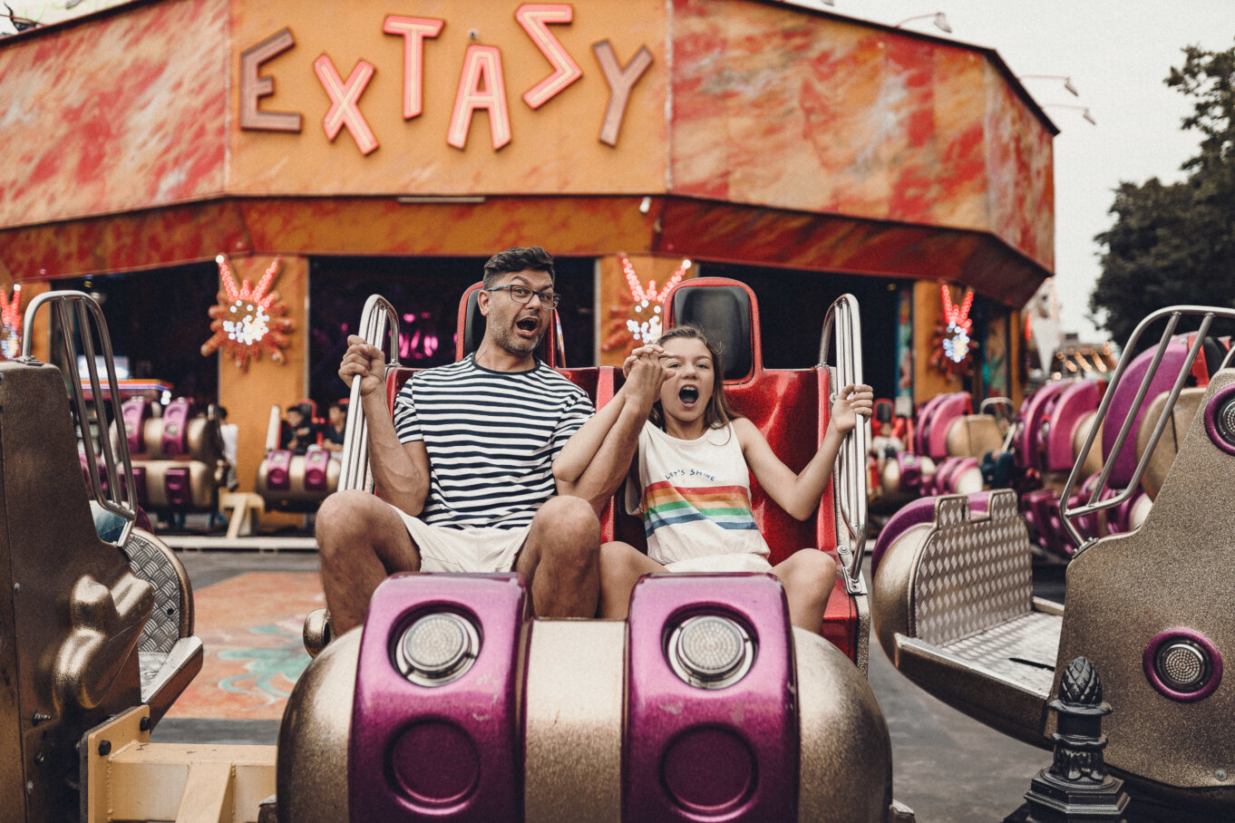 Niesamowita karuzela – jak widać dostarcza mnóstwa emocji Karuzela Extasy w wiedeńskim Prater Park