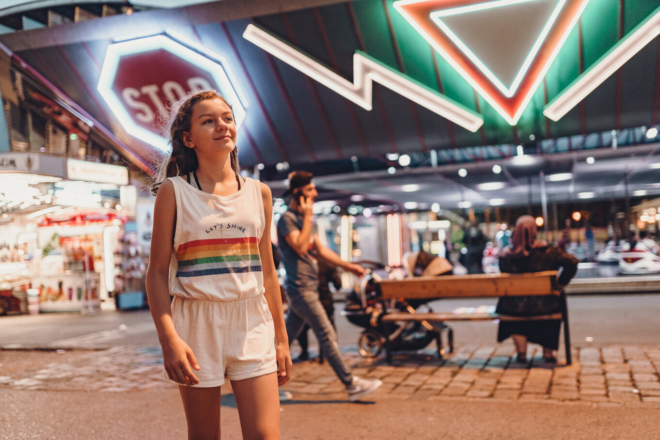 Kolorowe światła i neony pięknie oświetlają cały park rozrywki Prater Park rozświetlony kolorowymi neonami