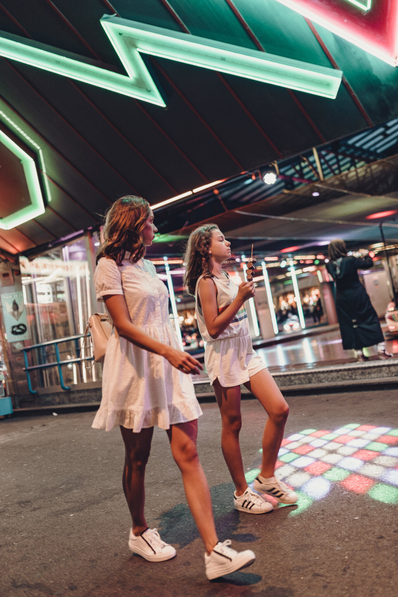 Wiedeńskie wesołe miasteczko cudownie prezentuje się wieczorem Prater Park wieczorem