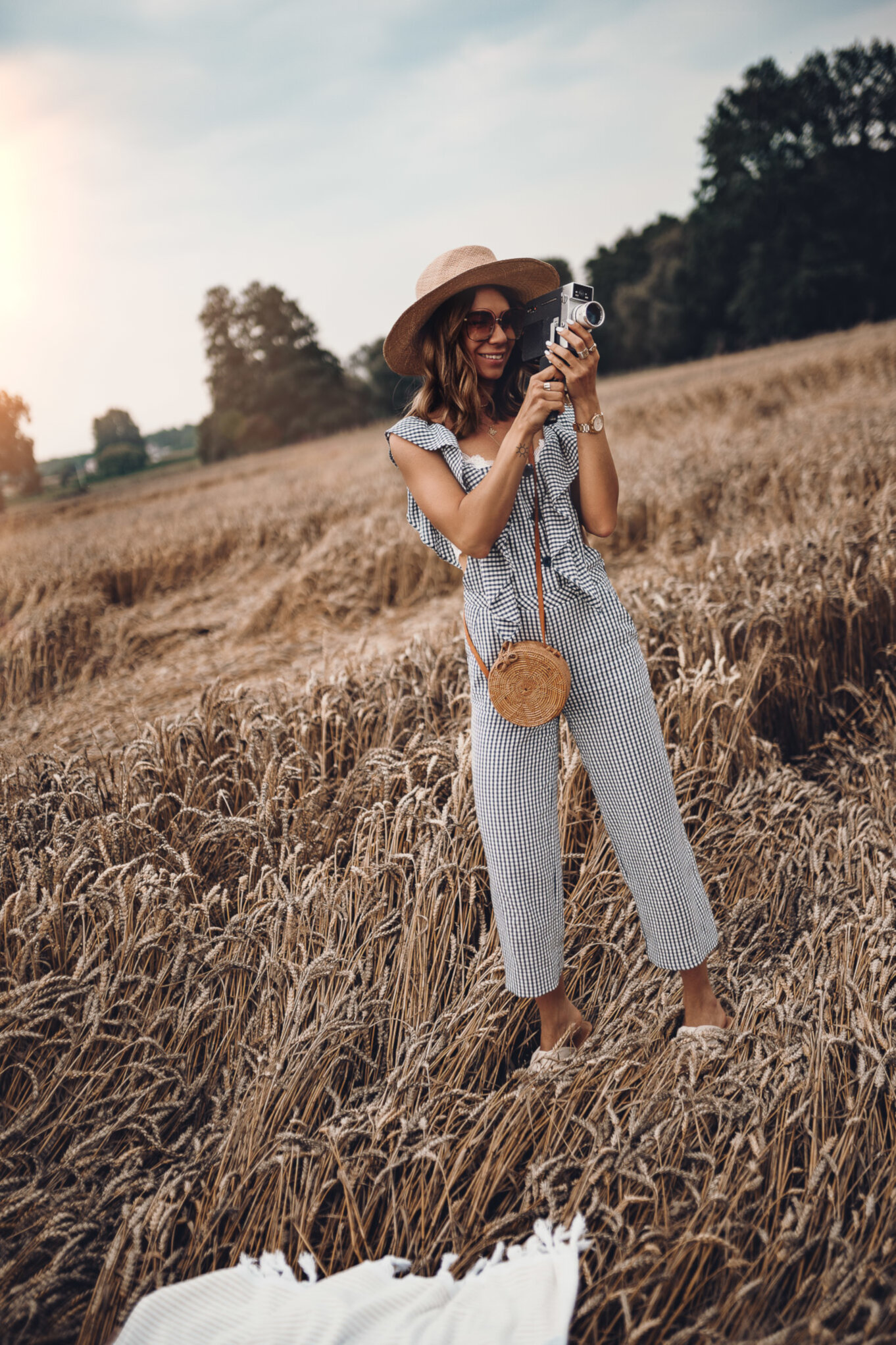 Sesja zdjęciowa wśród kłosów zbóż