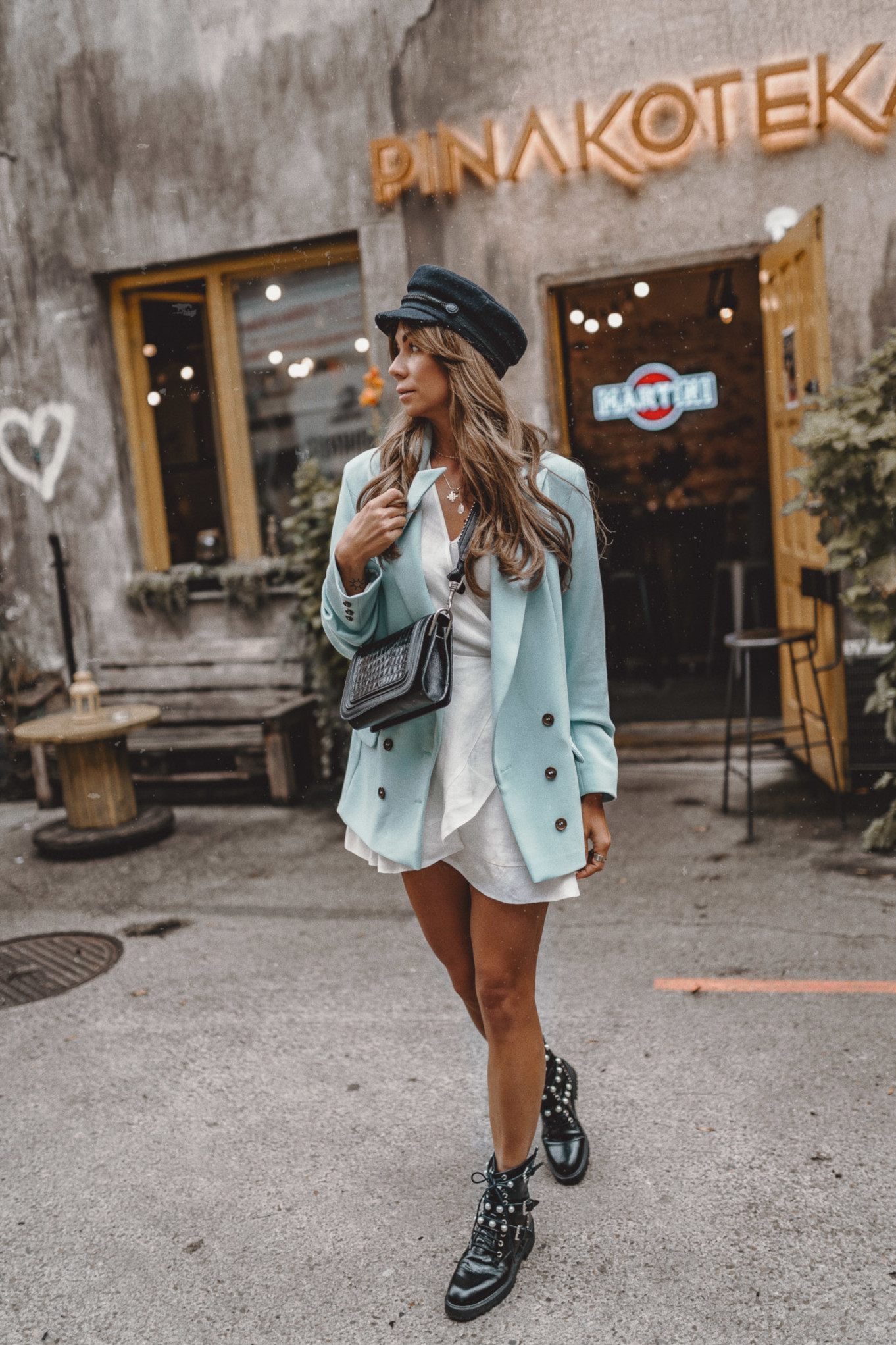 Jasna marynarka świetnie komponuje się z letnią sukienką Błękitna długa marynarka