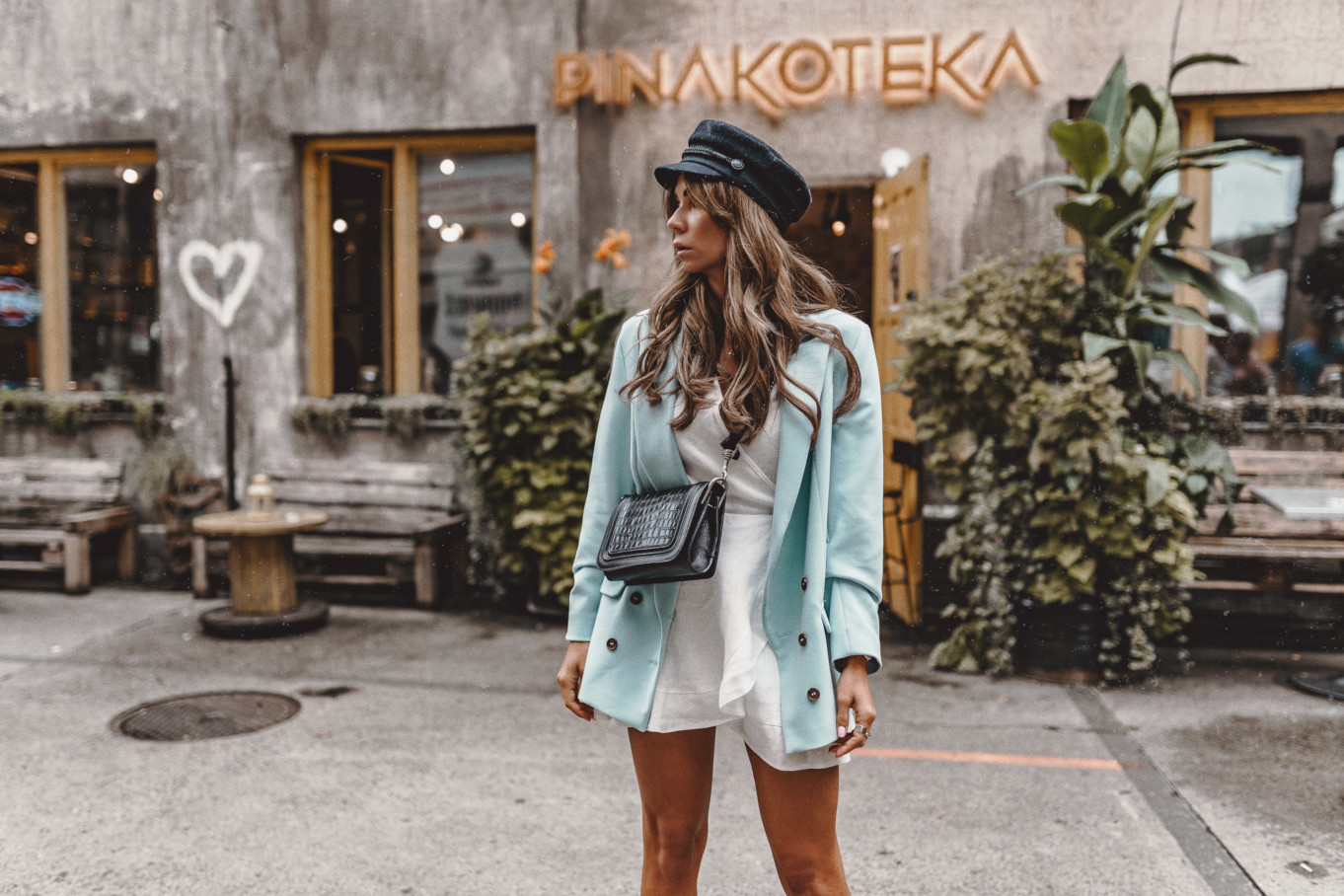 Delikatna sukienka, błękitna marynarka i wyraziste dodatki – idealne połączenie Jesienny look: żakiet oversize