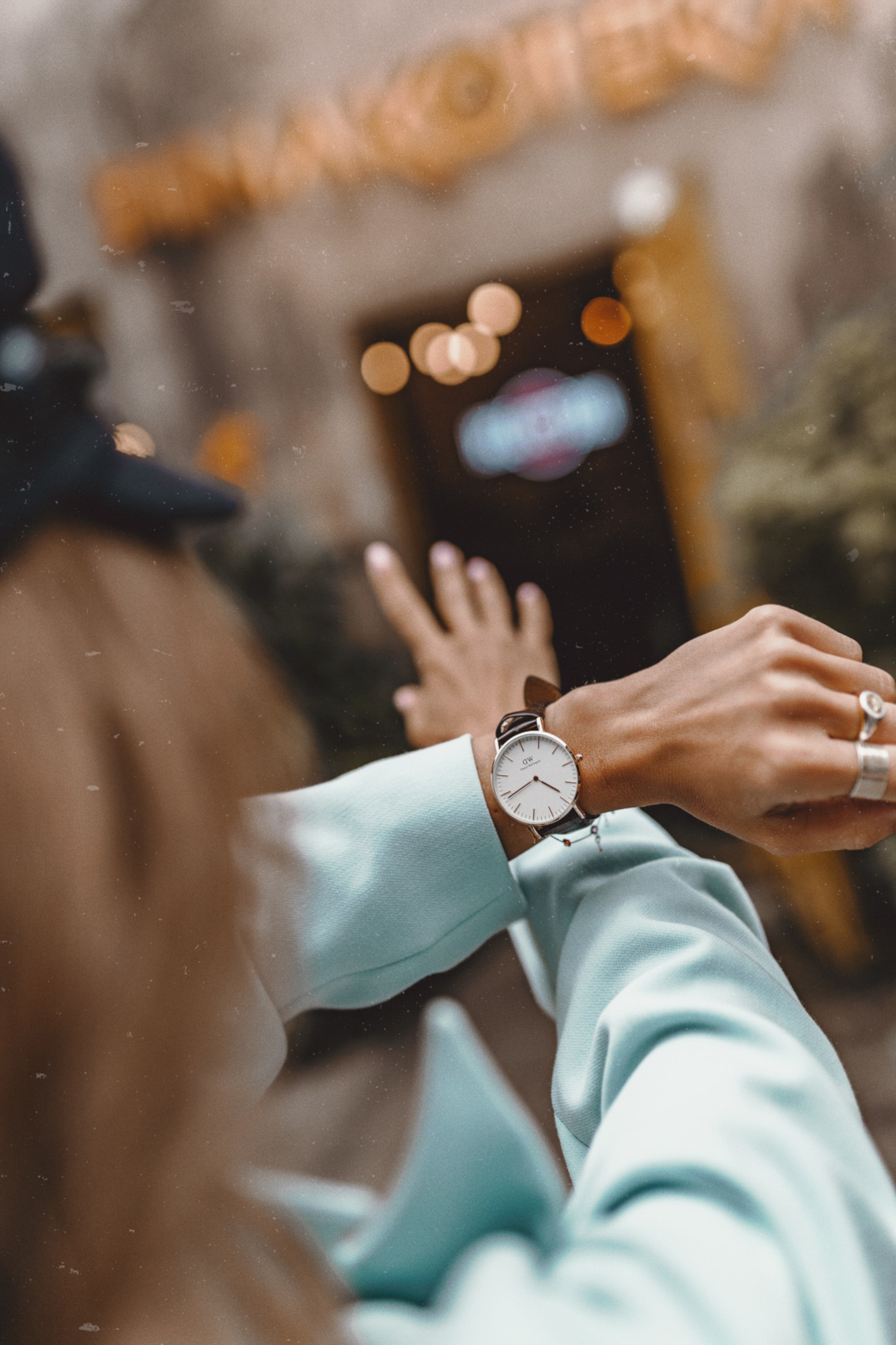 Dzięki drobnym dodatkom stylizacja z marynarką nabiera charakteru Marynarka oversize damska z ciekawymi dodatkami