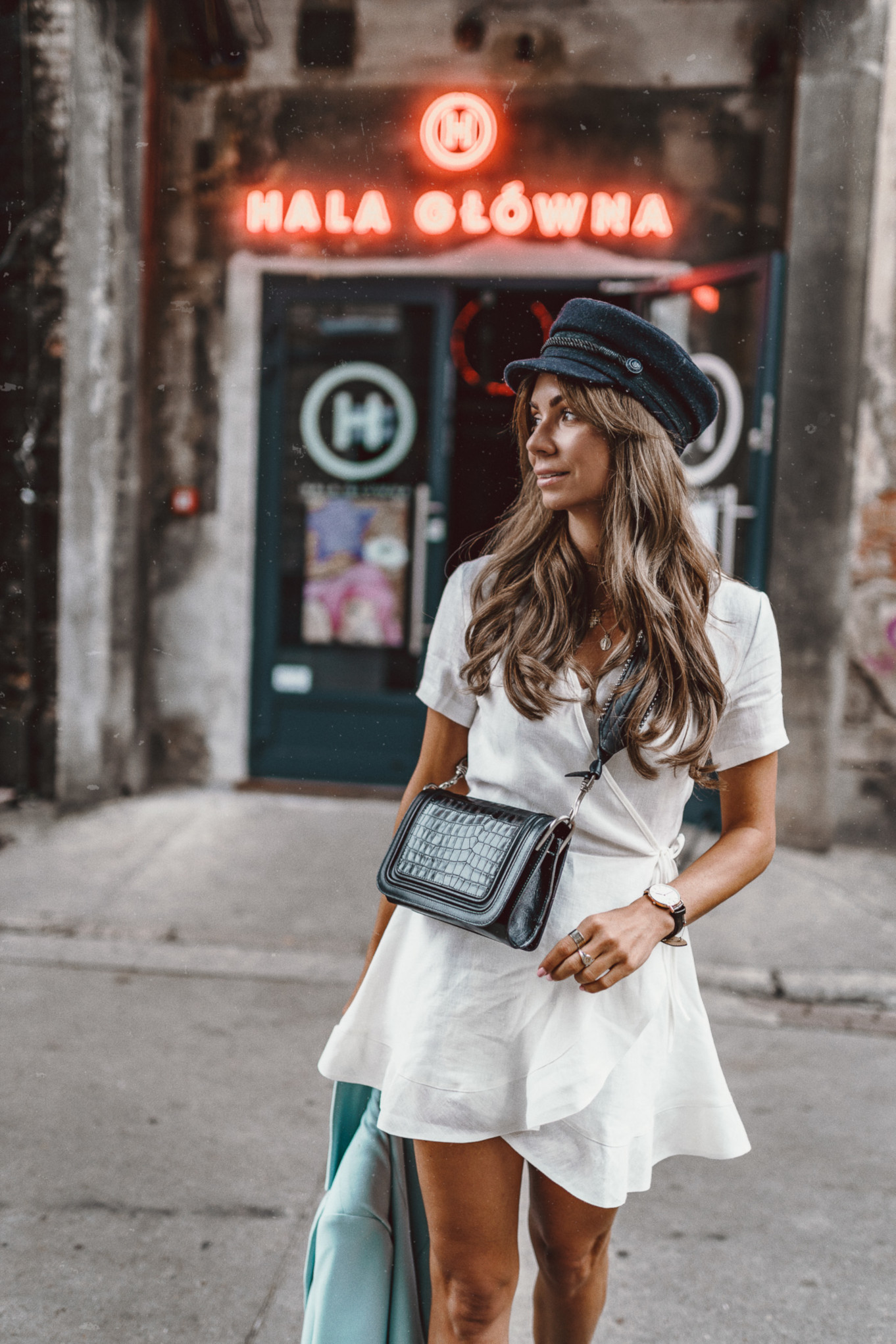 Błękitna marynarka świetnie współgra z ciemnymi dodatkami Modna stylizacja z marynarką