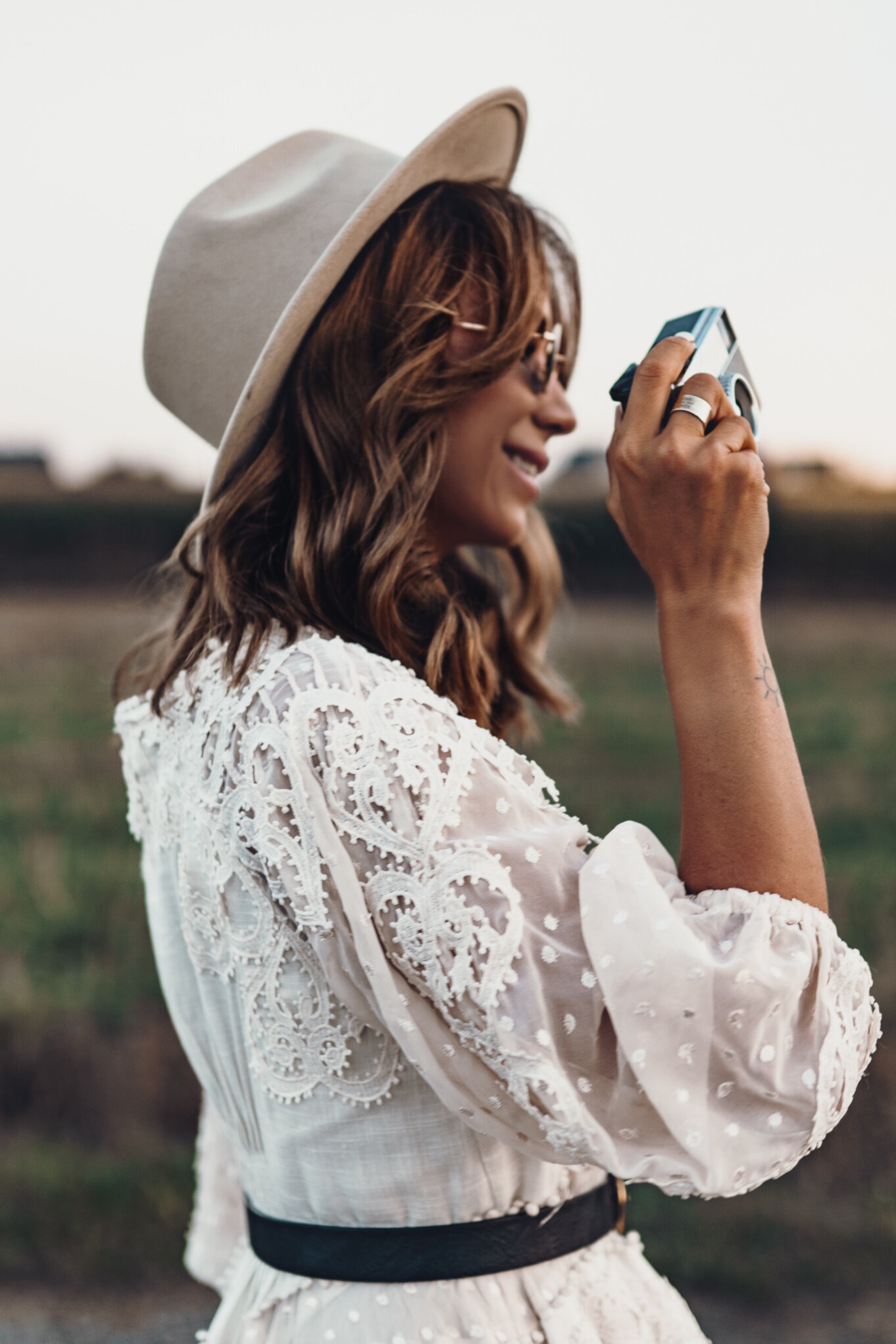 Biała sukienka boho ze ślicznie zdobionymi rękawami Biała sukienka z paskiem