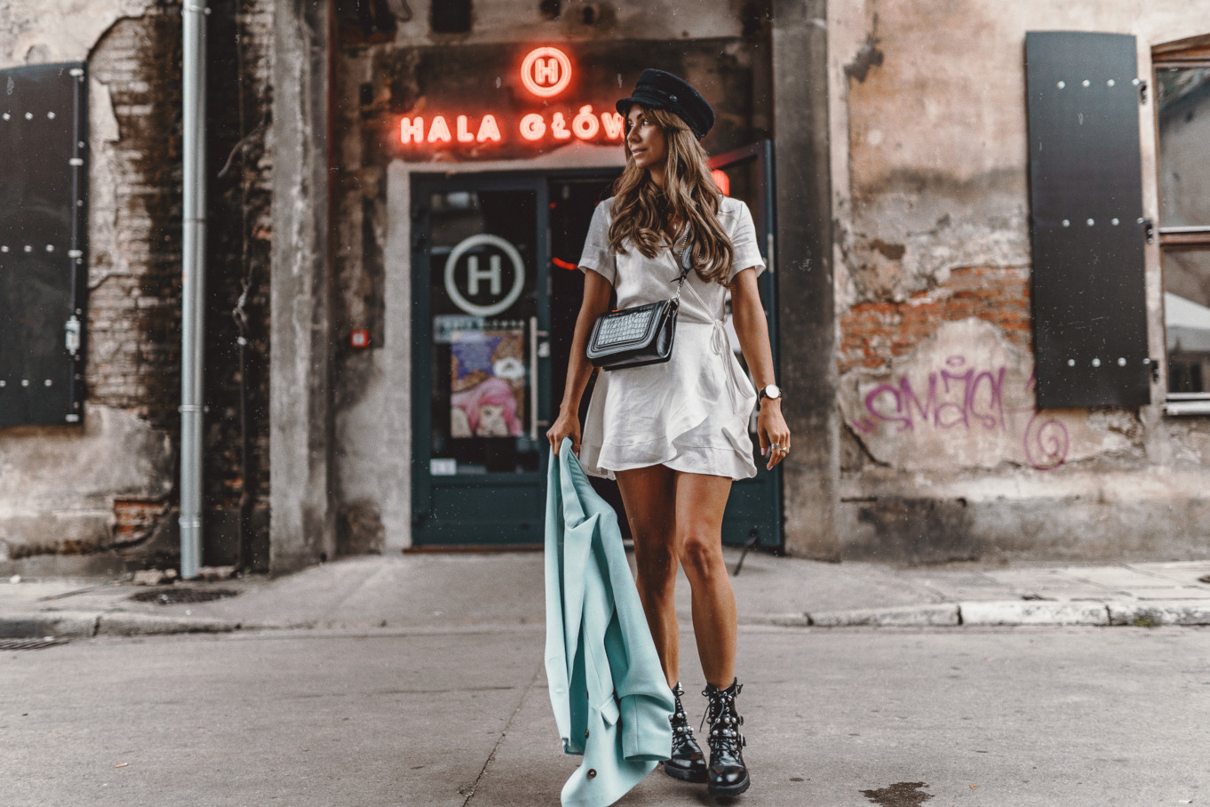 Ciężkie buty w zastawieniu z sukienką i marynarką tworzą ciekawą stylizację Look na jesień: sukienka z żakietem