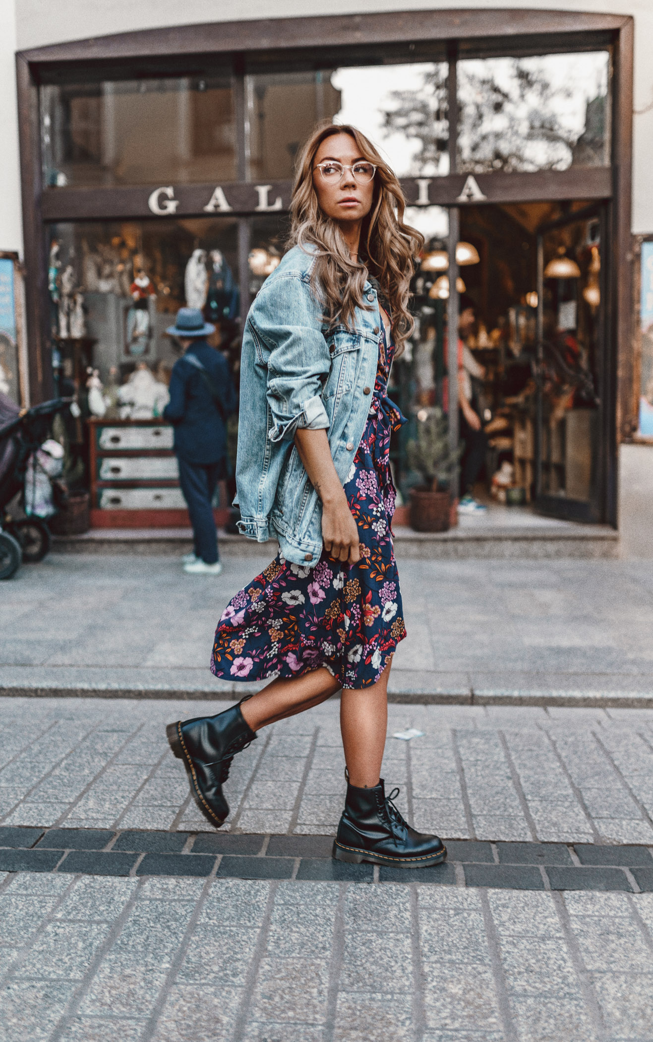 1460 Martensy, Buty Dr. Martens 1460, Sukienka midi, katana Levi's, bryloownia