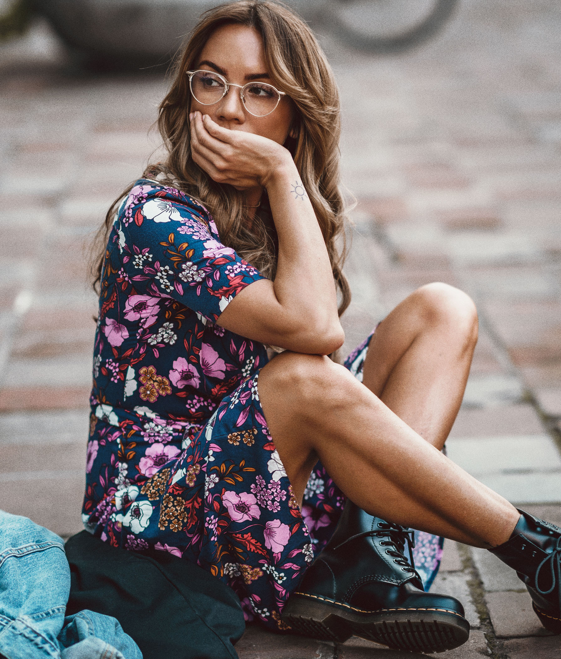 1460 Martensy, Buty Dr. Martens 1460, Sukienka midi, katana Levi's, bryloownia, tatuaż słońce