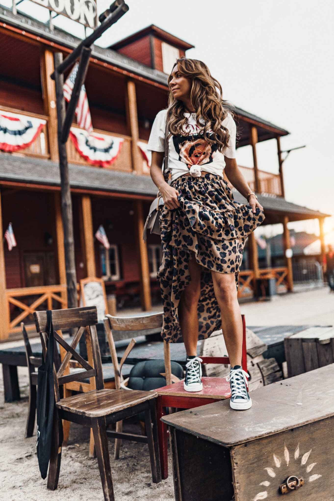 Trampki świetnie równoważą wyrazisty wzór pantery Ubrania w panterkę – Moda na jesień 2018