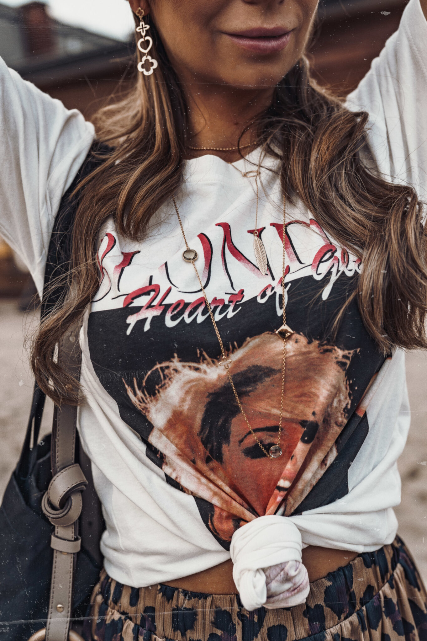 Ciekawy T-shirt i pantera na spódnicy to zestaw, który sprawdzi się na co dzień Najnowsze trendy modowe? Wielki powrót zwierzęcych wzorów