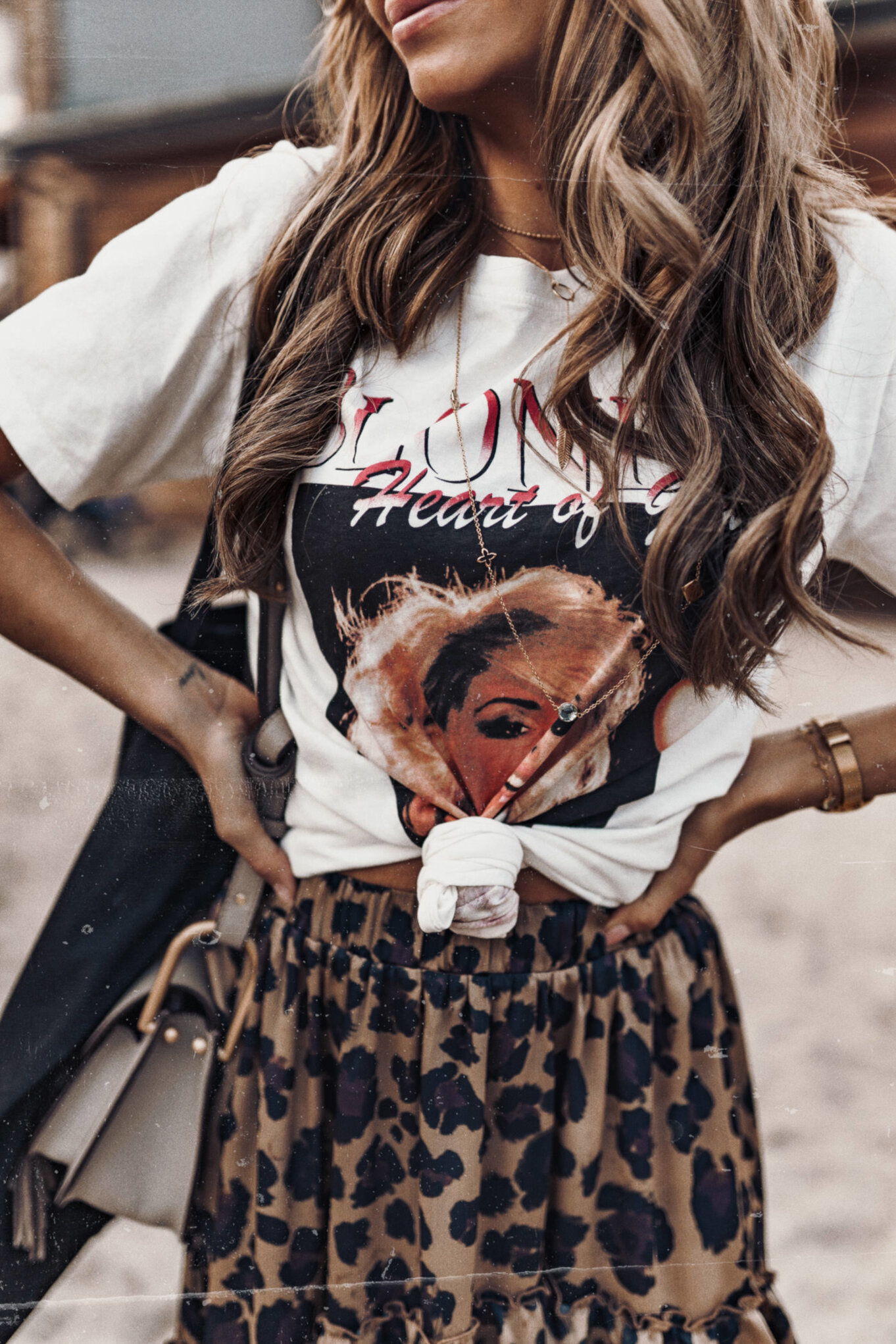 Spódnica w panterkę idealnie wpisuje się w tegoroczne jesienne trendy Trendy Jesień Zima – Stylizacja z panterą