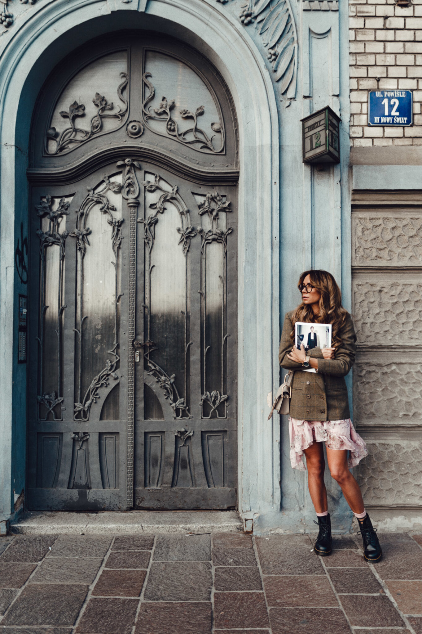 Stylizacja na jesień: Marynarka w kratę i jasna sukienka