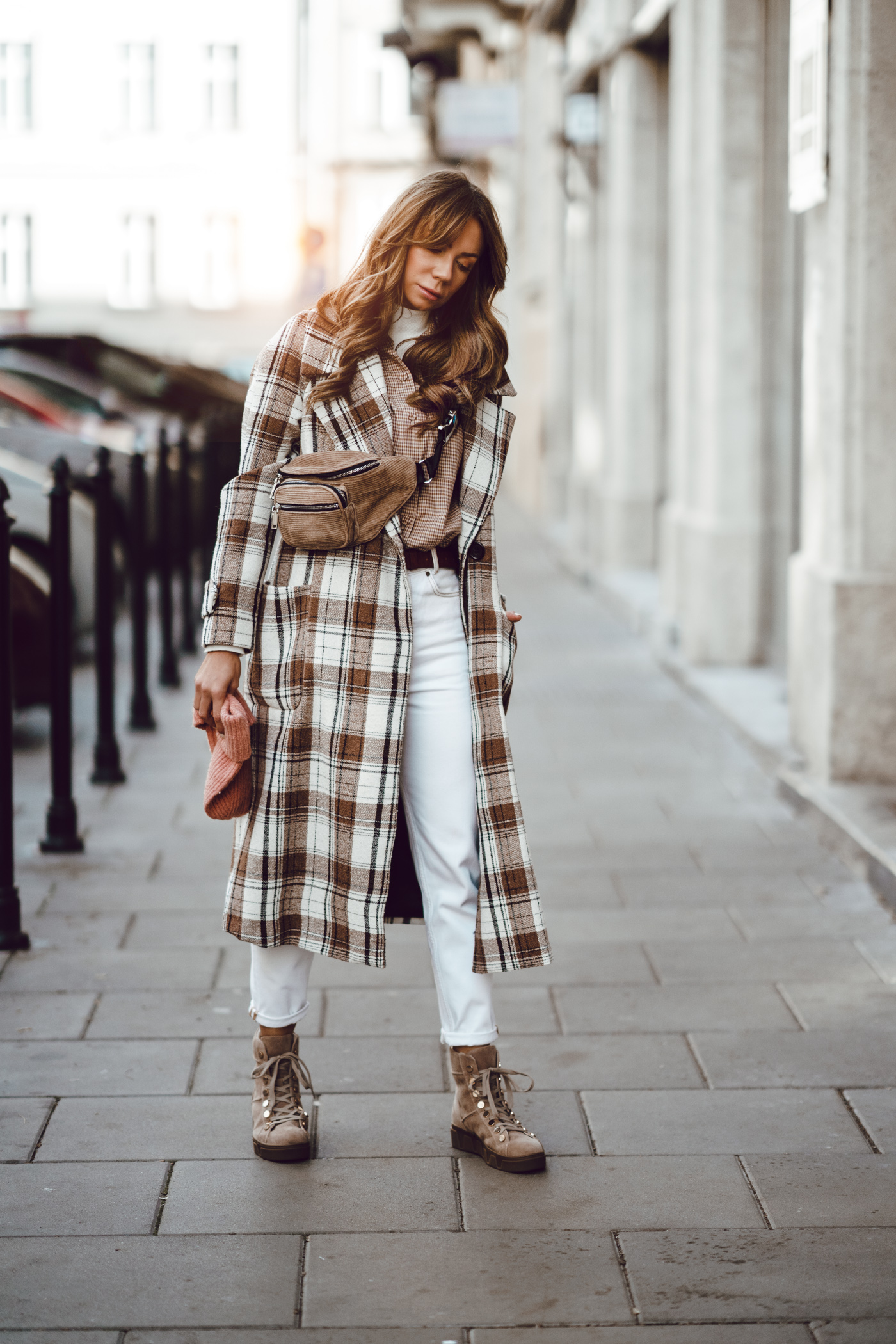 Płaszcz w kratę Mango, buty Renee, botki beżowe renee, najlepsze jesienne stylizacje,