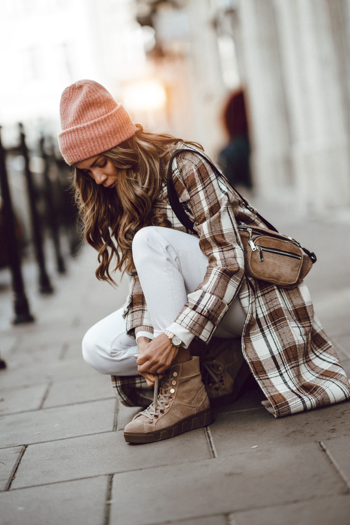 Płaszcz w kratę Mango, buty Renee, botki beżowe renee, najlepsze jesienne stylizacje,
