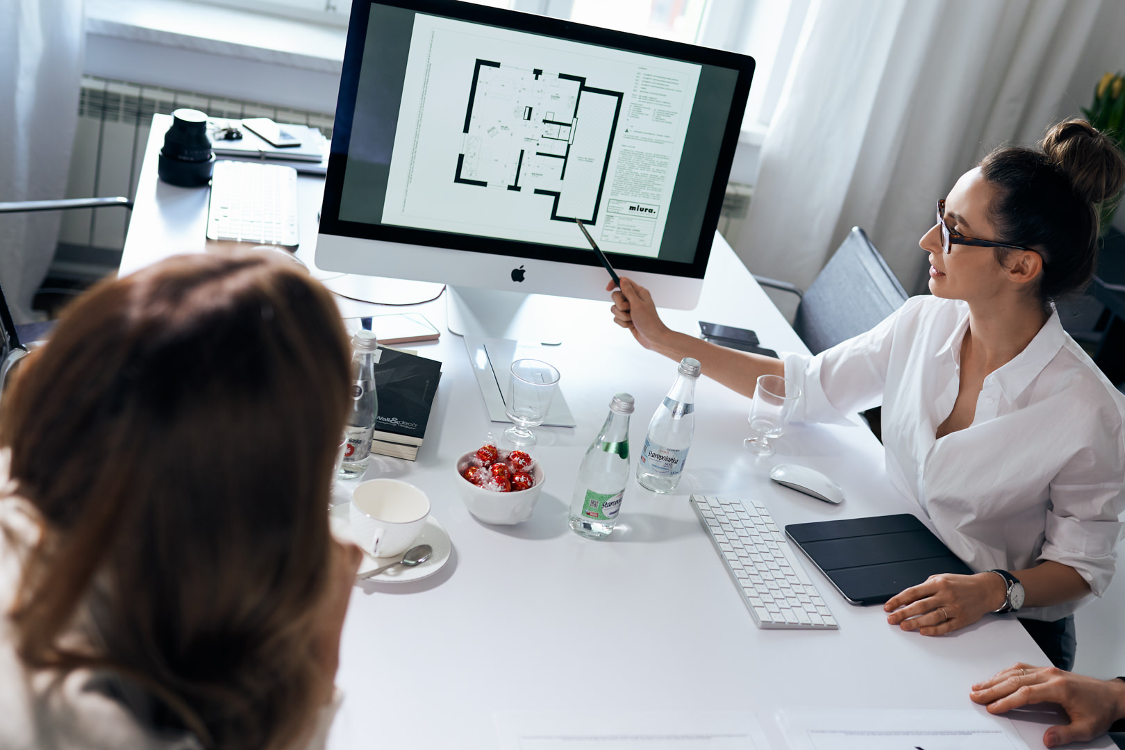 Omówienie z projektantami wnętrz zagospodarowania przestrzeni prawej części domu