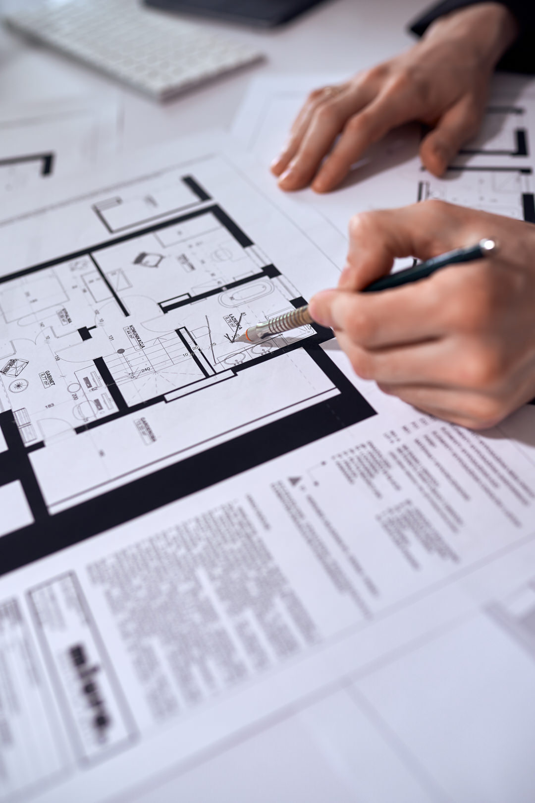 Architekci wnętrz pokazują projekt funkcjonalny domu